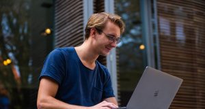 mężczyzna pracujący na laptopie