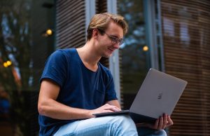mężczyzna pracujący na laptopie