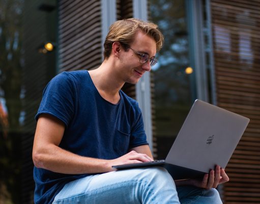 mężczyzna pracujący na laptopie