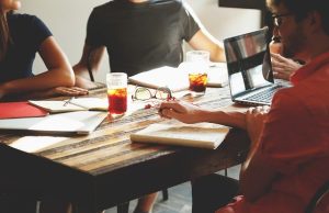 Jak nawiązywać i utrzymywać kontakty biznesowe? Networking i co jeszcze? kontakty w biznesie