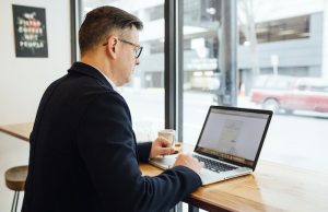biznesmen przy laptopie