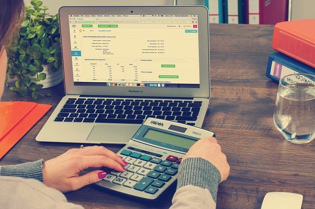 Księgowa prowadzi rozliczenie online