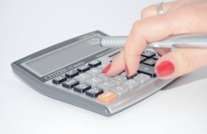 Jak wybierać biuro rachunkowe dla prowadzonej działalności? Liczenie na kalkulatorze