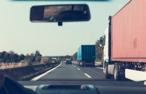 Jadące na autostradzie ciężarówki