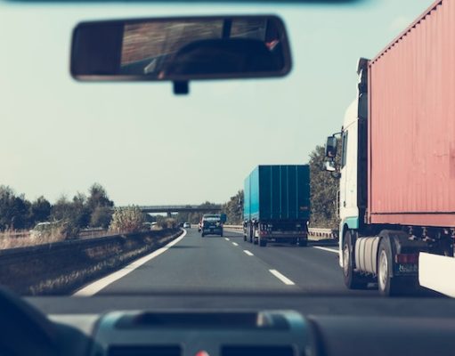 Jadące na autostradzie ciężarówki
