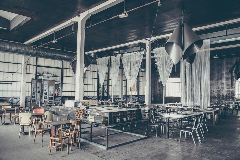Widok na wnętrze restauracji