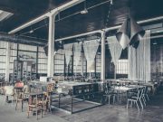 Otwarcie lokalu gastronomicznego ? jak wybrać lokalizację? Widok na wnętrze restauracji