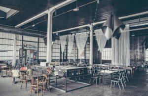 Widok na wnętrze restauracji